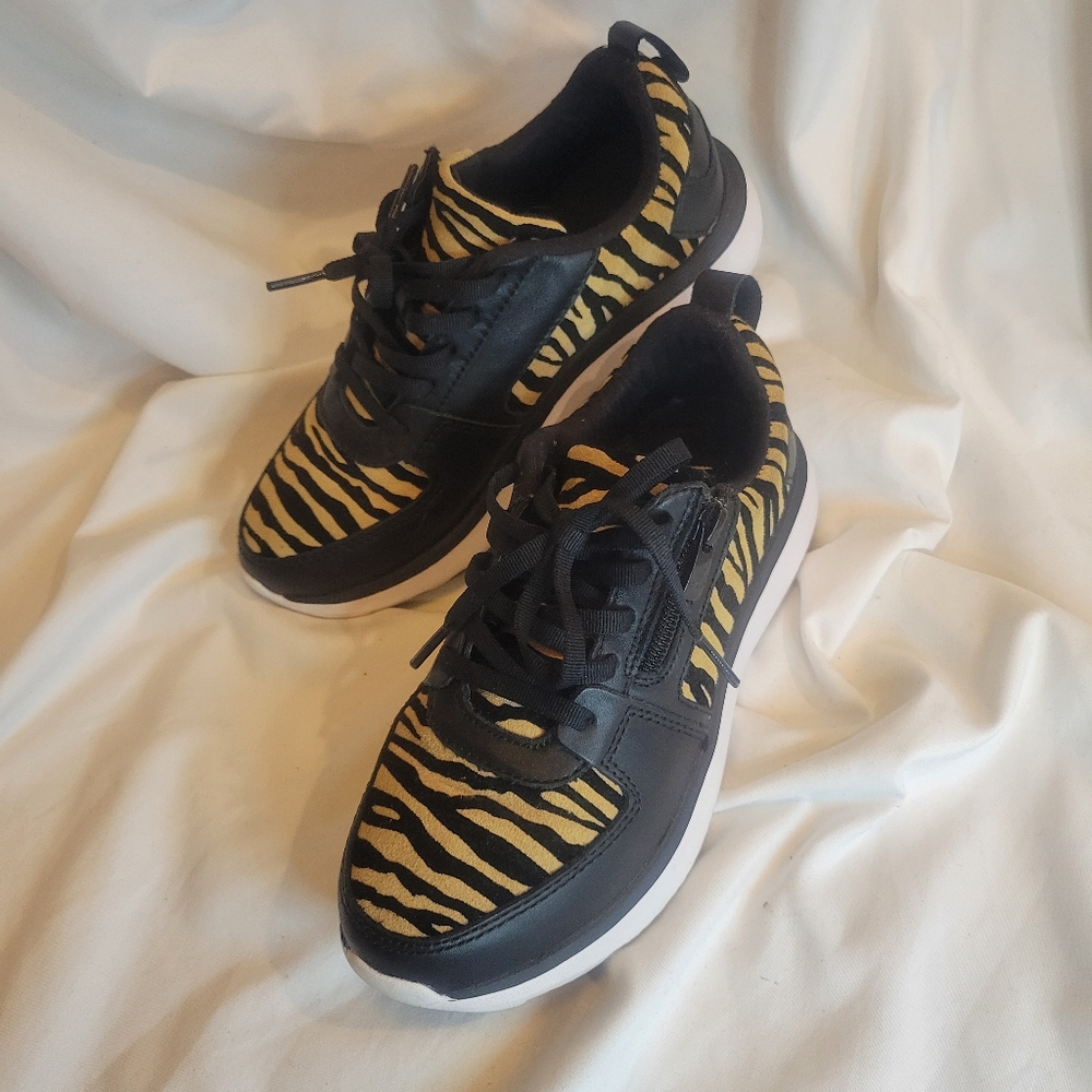 Vionic like new sneakers zip zebra print super comfy